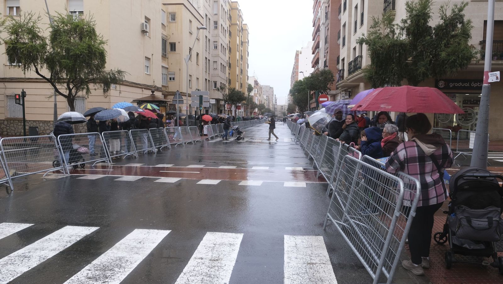 Fotografías de la cabalgata de los Reyes Magos pasada por agua en Almería