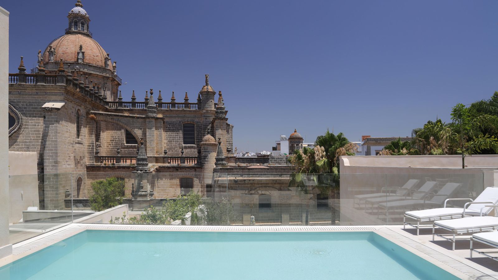 Bar Terraza La Atalaya y piscina con vistas.