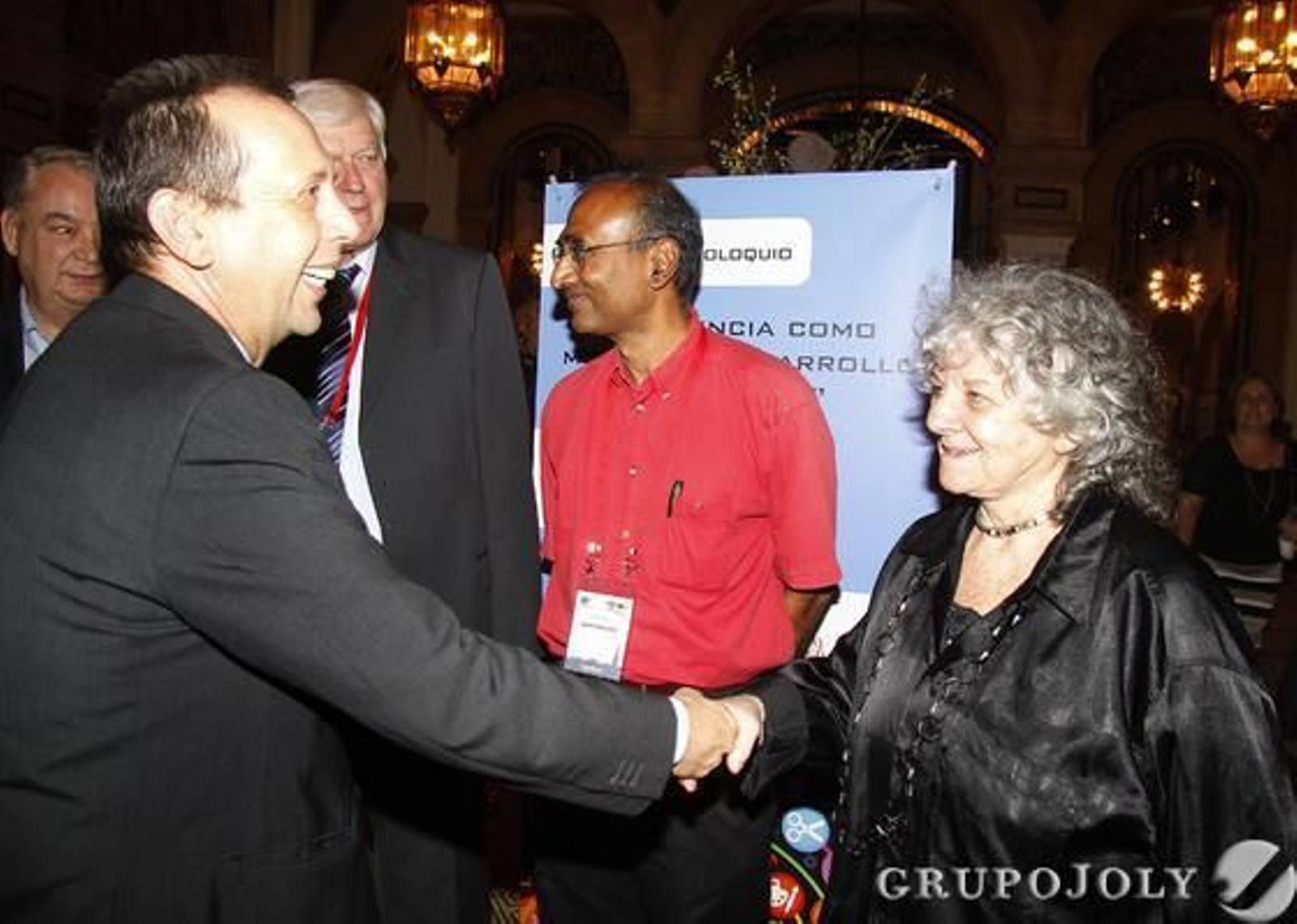José Antonio Carrizosa saluda a la premio Nobel Ada Yonath.

Foto: Juan Carlos Vazquez/Victoria Hidalgo