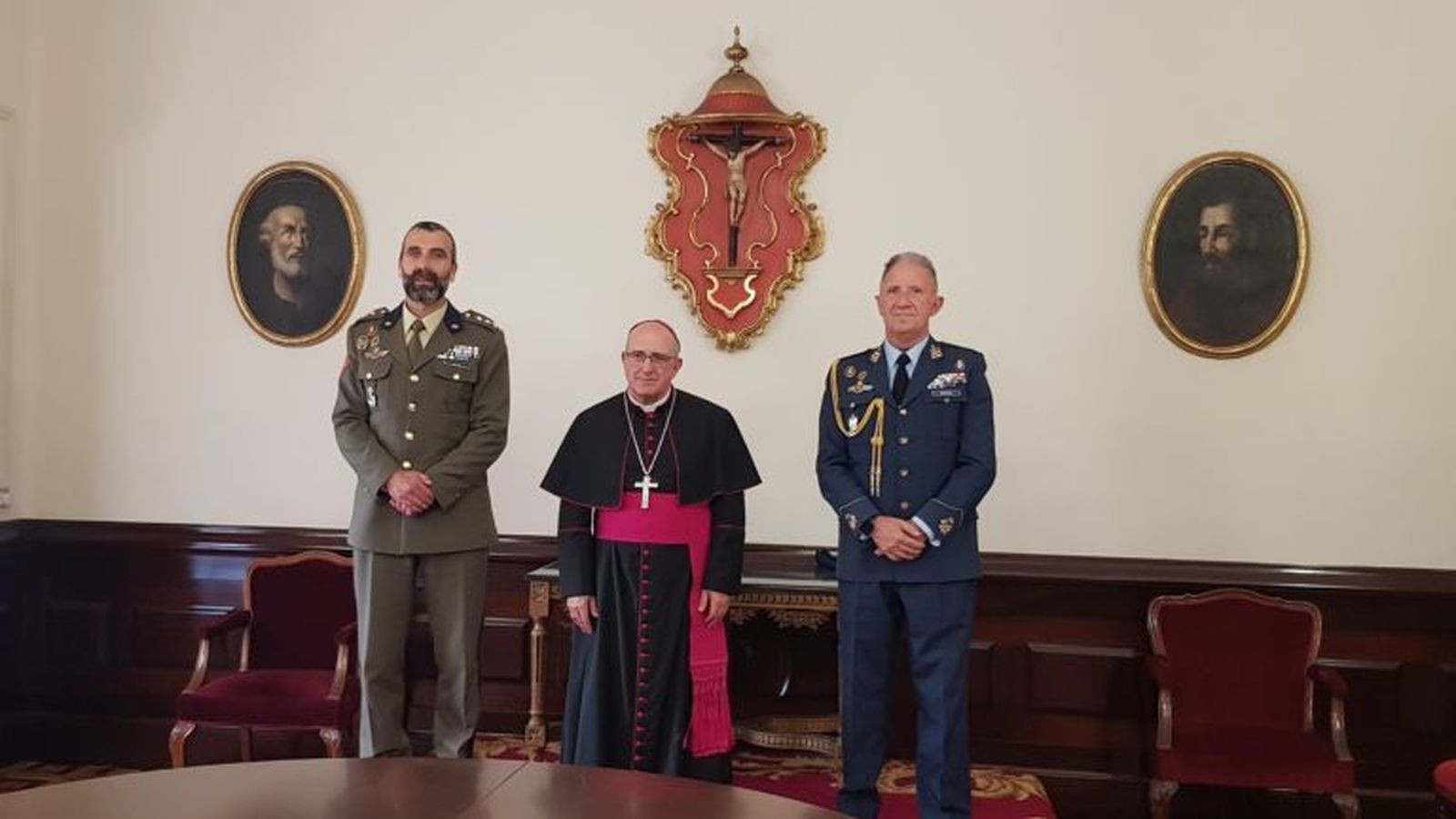 Momento de la entrega de presentes entre el Obispo de Huelva y miembros de la Guardia Real