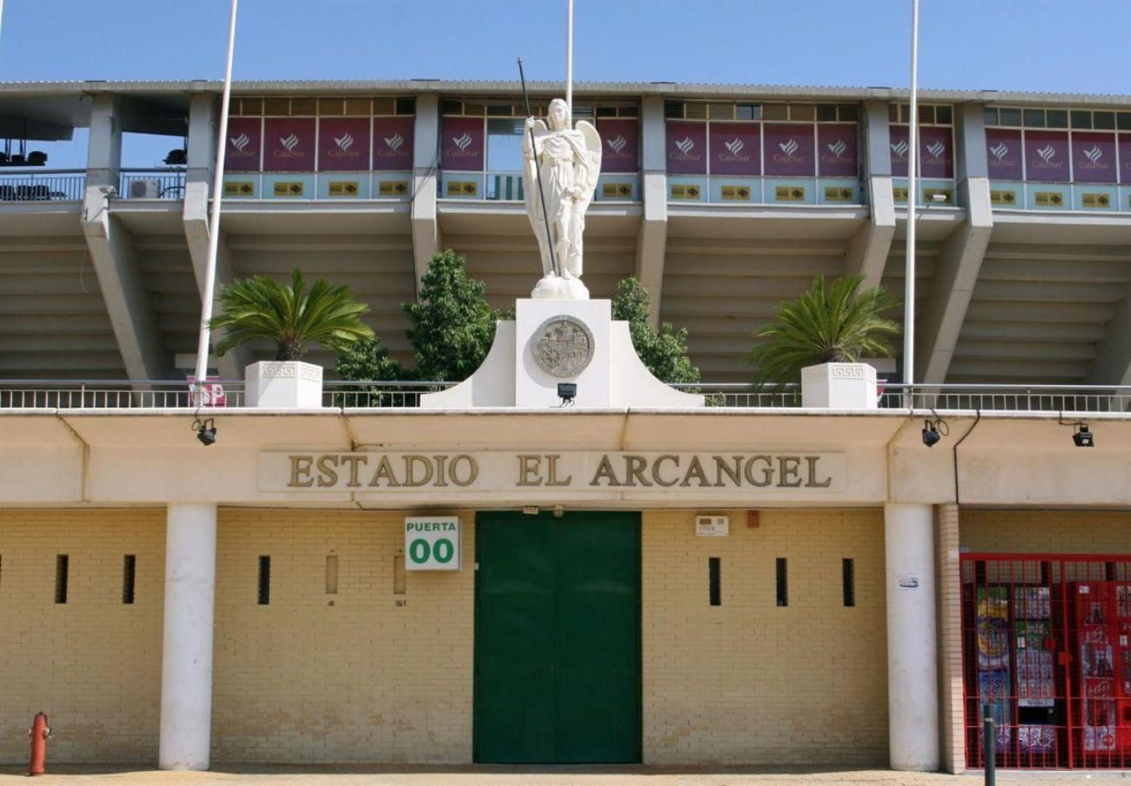 Fachada de la Tribuna de El Arcángel.