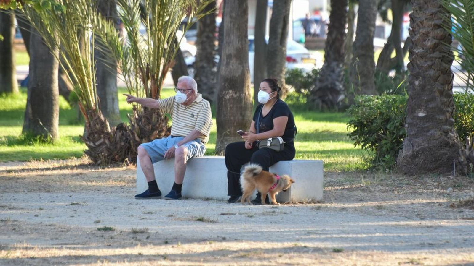 Dos personas en el Parque Princesa Sofía de La Línea.