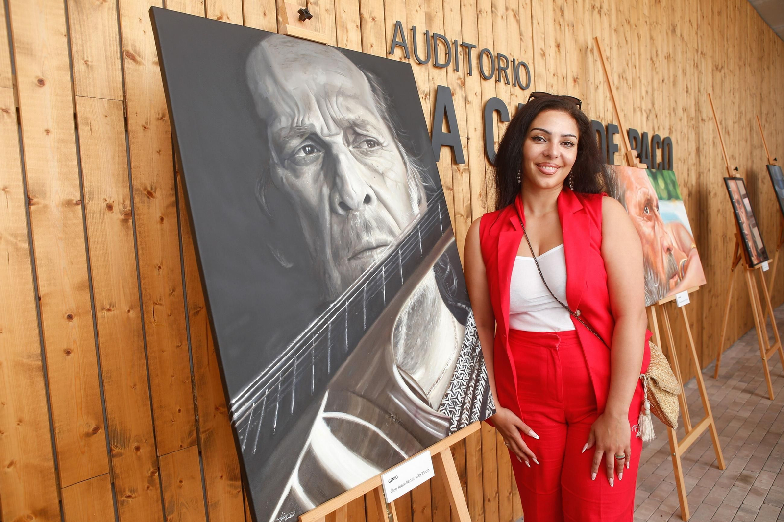 La pintora salmantina Tania Bermúdez ante una de sus obras