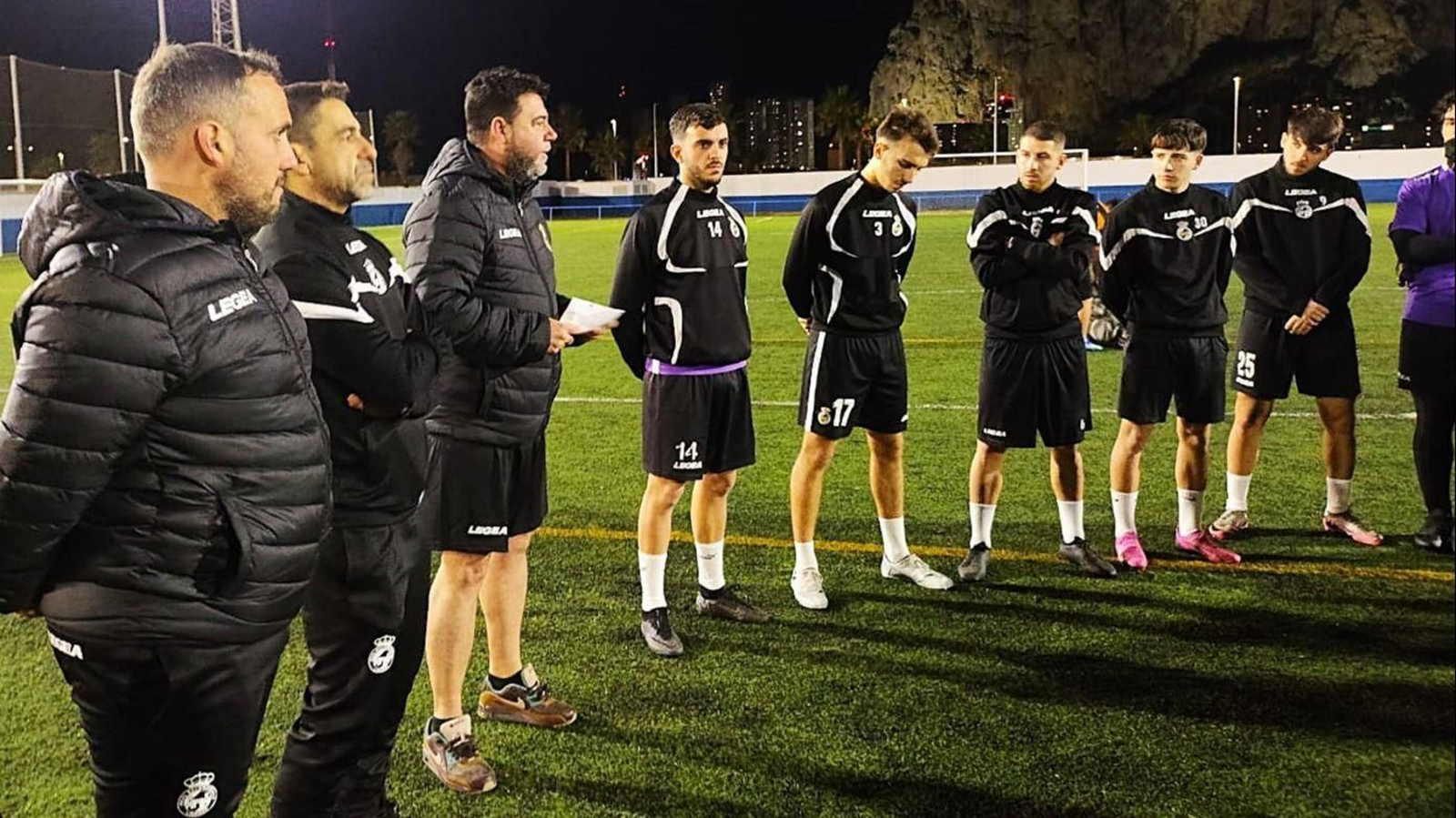 Helio Ocaña se dirige a sus jugadores antes de comenzar el entrenamiento Helio Ocaña se dirige a sus jugadores antes de comenzar el entrenamiento