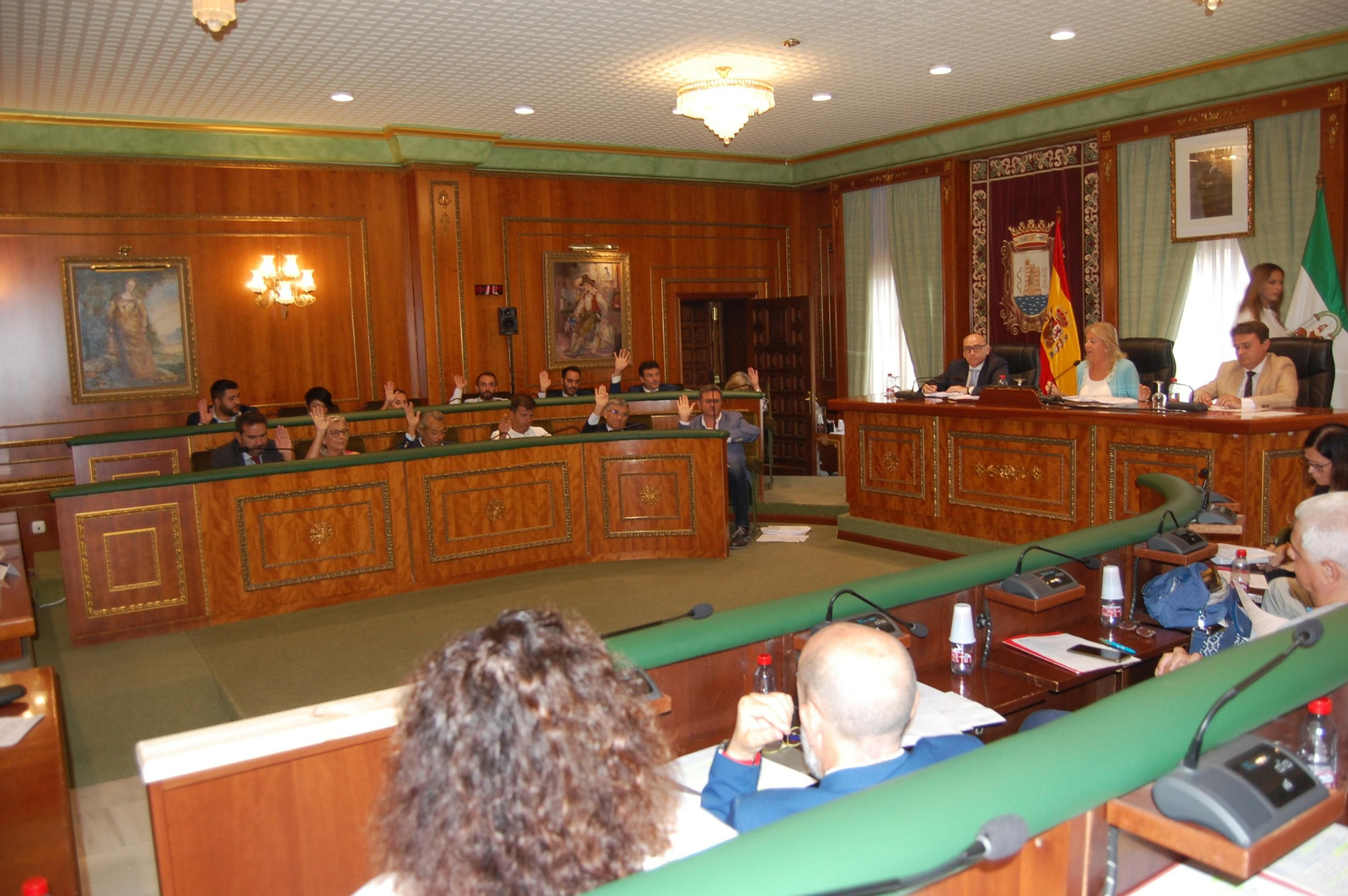 La votación de uno de los puntos de la sesión extraordinaria. La votación de uno de los puntos de la sesión extraordinaria.