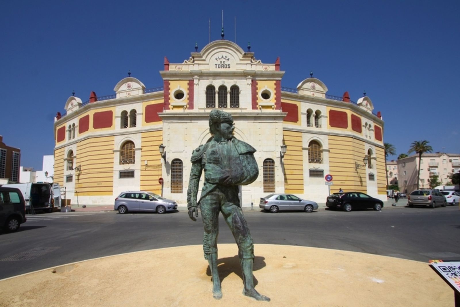 Estatua de Relampaguito frente a la plaza de toros de Almería.