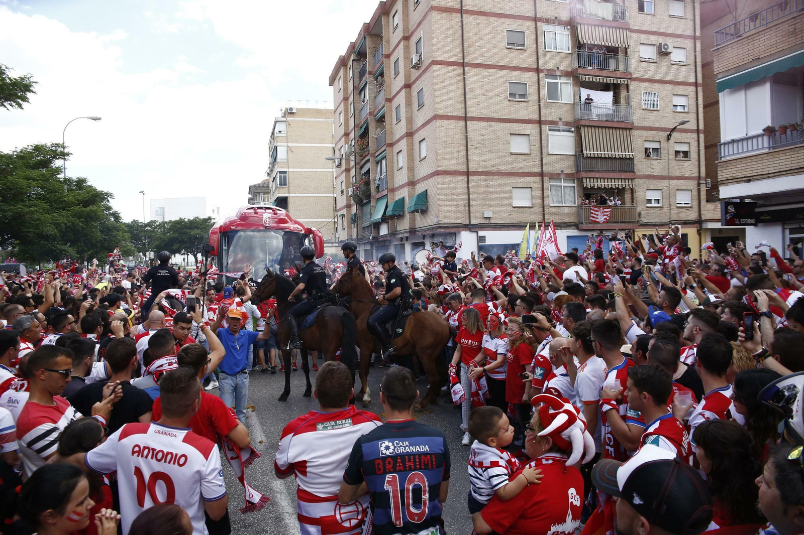 Momento en el que el autobús del Granada CF se acercaba al estadio