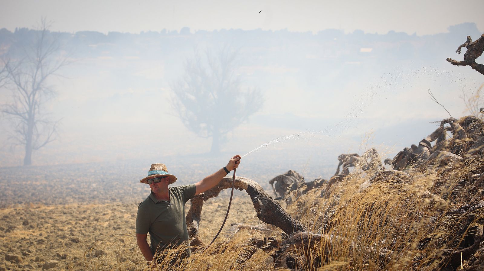 El fuego llega a las  casapuertas en Jerez