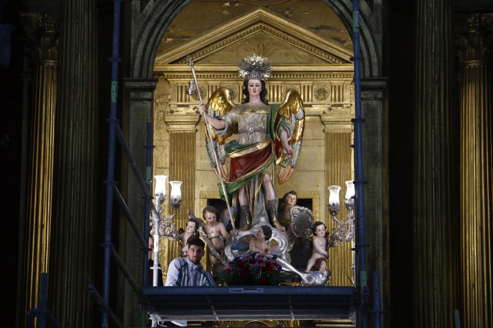 Las ofrendas del Córdoba CF a San Rafael y la Virgen de los Dolores, en imágenes