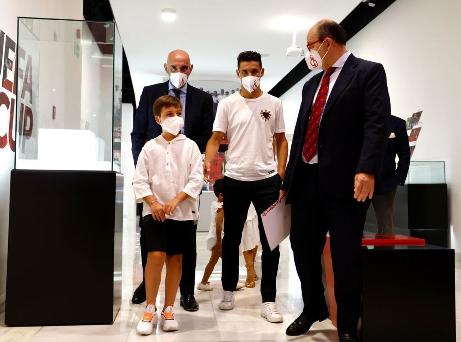 Jesús Navas, junto a su hijo y con Monchi y el presidente antes del acto para hacer oficia su renovación.