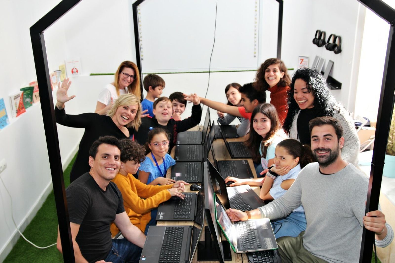 Mentores y alumnos, en una sesión; Raquel López a la izquierda, en segunda fila.