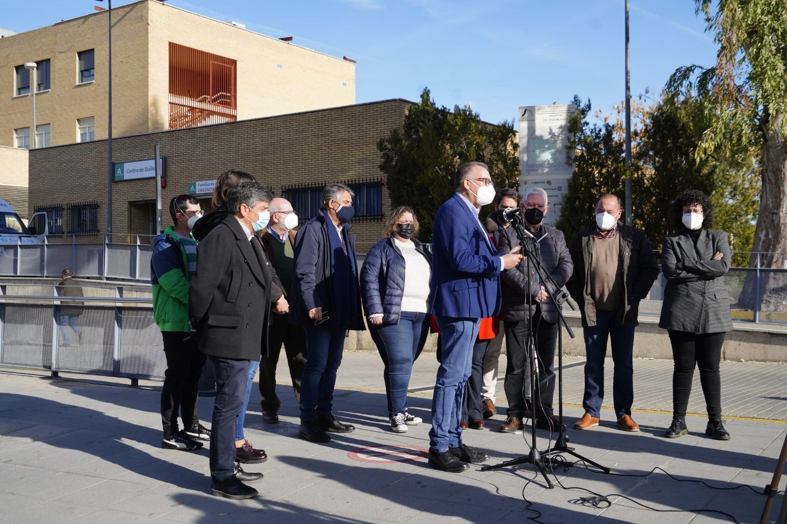 Un momento de acto celebrado en la puerta del Hospital de Pozoblanco.