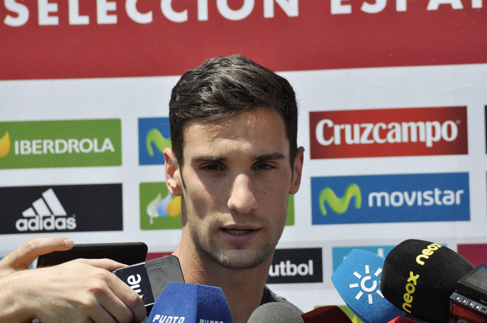 Sergio Rico atiende a la prensa en una concentración con la selección española.