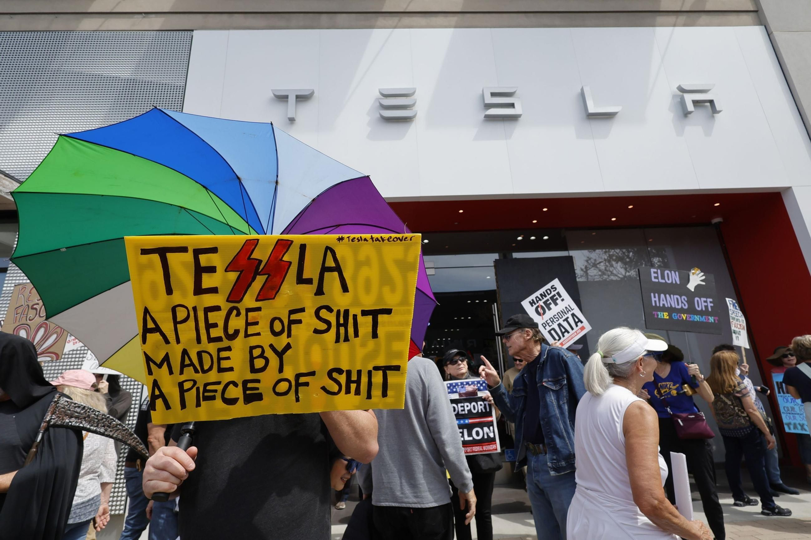 Miles de manifestantes contra Trump y Musk en EEUU: "¡Quita tus manos!"