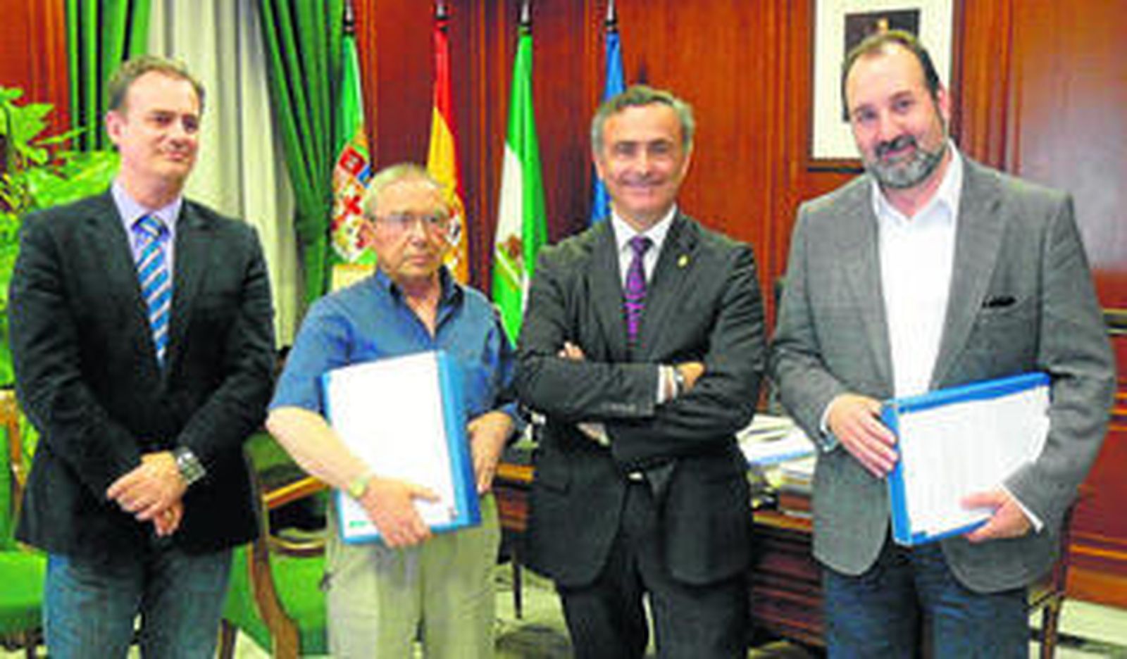El diputado José Manuel Olmo, el alcalde de Alcolea, el presidente Juan Carlos Usero y el alcalde de Abla.