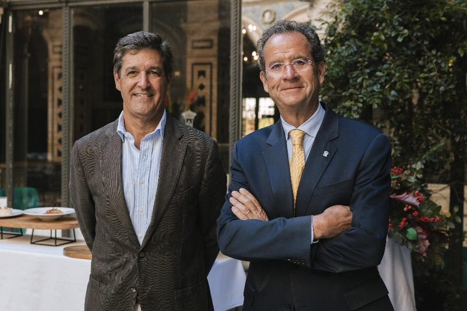 El presidente del Banco de Alimentos, Leopoldo Parias, y el director del hotel Alfonso XIII, Carlo Suffredini