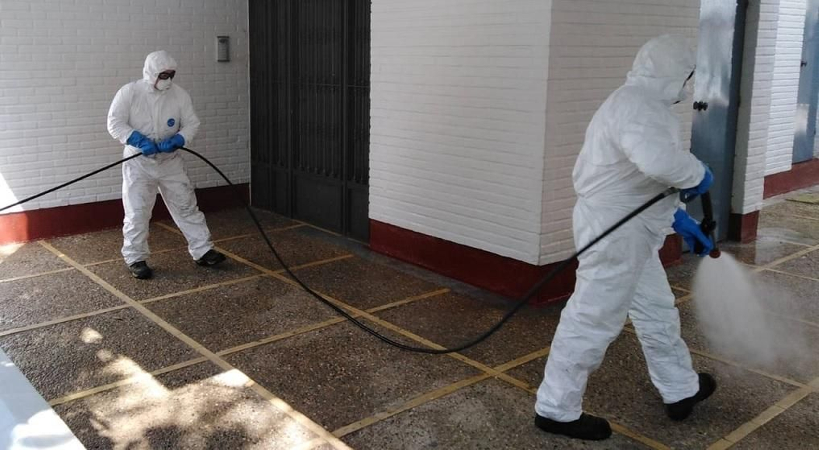 Dos operarios llevan a cabo labores de desinfección en Lucena.