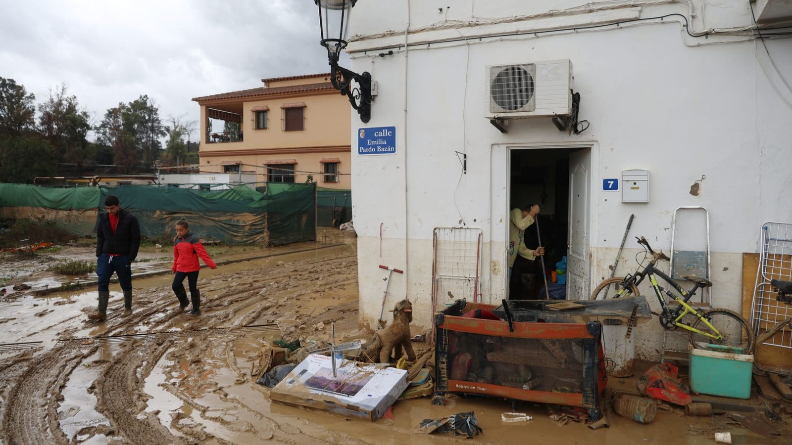 Vecinos de Cártama haciendo labores de limpieza en sus casas