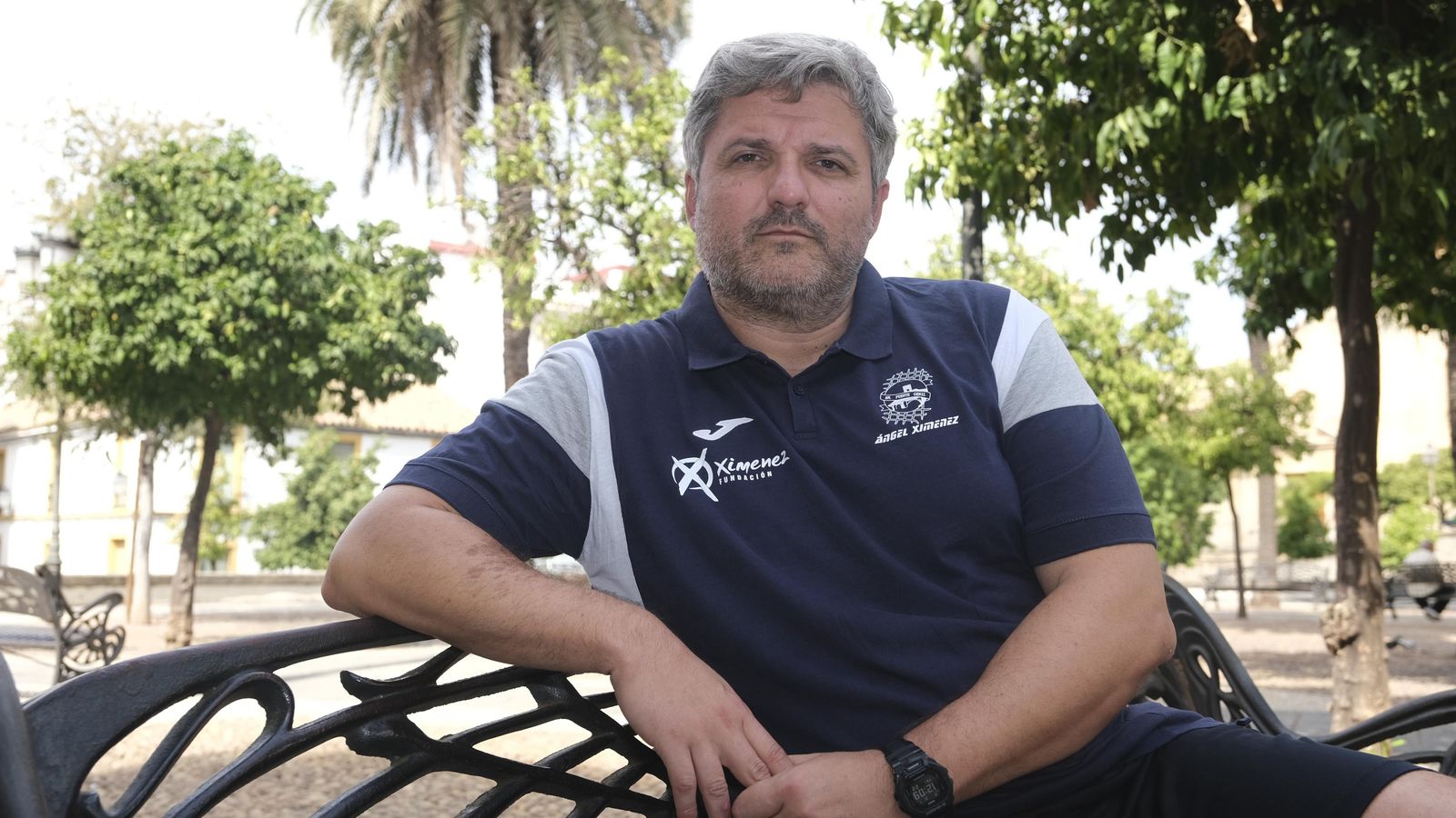 Paco Bustos posa para 'el Día' sentado en un banco de una plaza cordobesa.