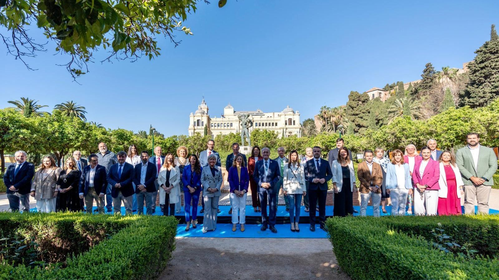 Foto de familia de los 31 candidatos del PP para la Alcaldía con Patricia Navarro.
