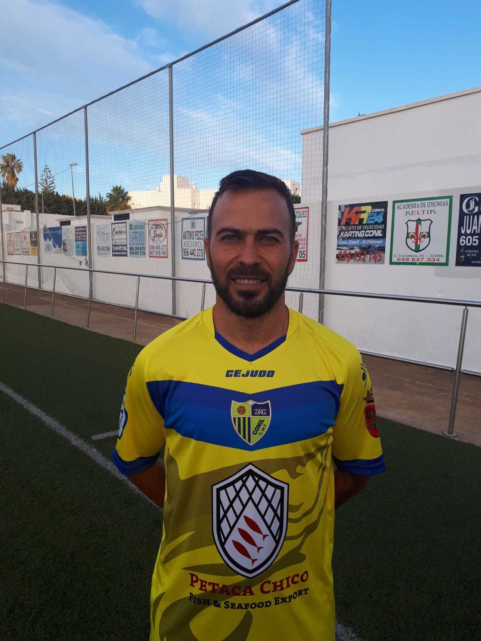 Fran Mejías posa con la camiseta del Conil de esta temporada.