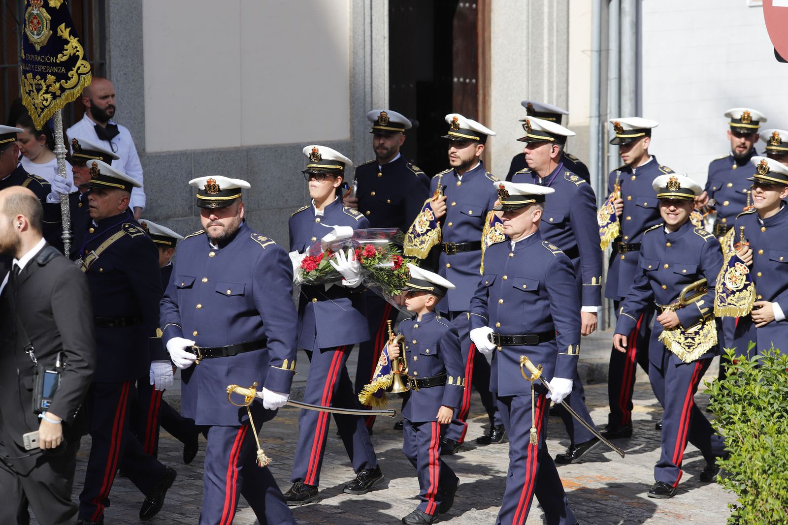 La Hermandad del Descendimiento en su recorrido por las calles de Huelva el Viernes Santo