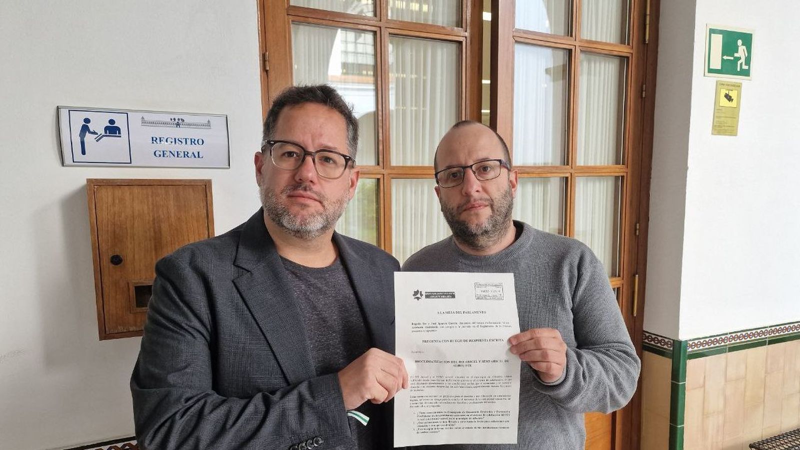 Miembros de la formación sosteniendo la batería de preguntas.