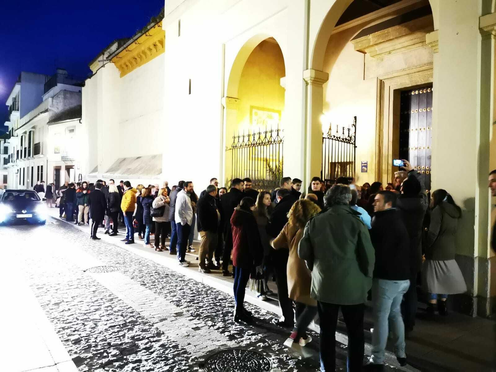 Hermanos de la Soledad a las puertas de la iglesia de Santiago para celebrar el cabildo.
