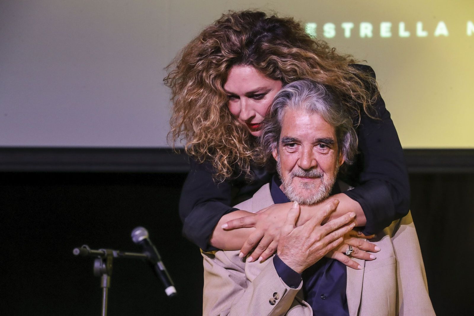 Morente abrazo con cariño a Riqueni  durante la presentación del disco.