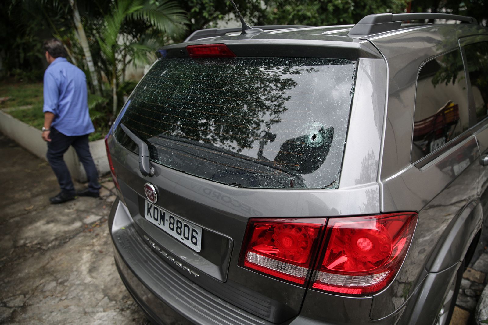 El todoterreno en el que viajaba Esperanza, con el agujero de la bala que acabó con su vida.