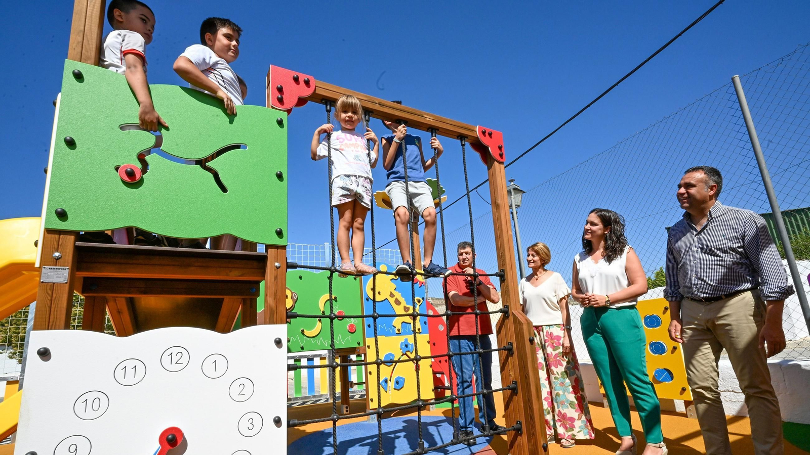 El presidente de la Diputación de Granada, Francis Rodríguez, visita el nuevo parque infantil de Cacín, junto con su alcaldesa, Josefa Ramírez