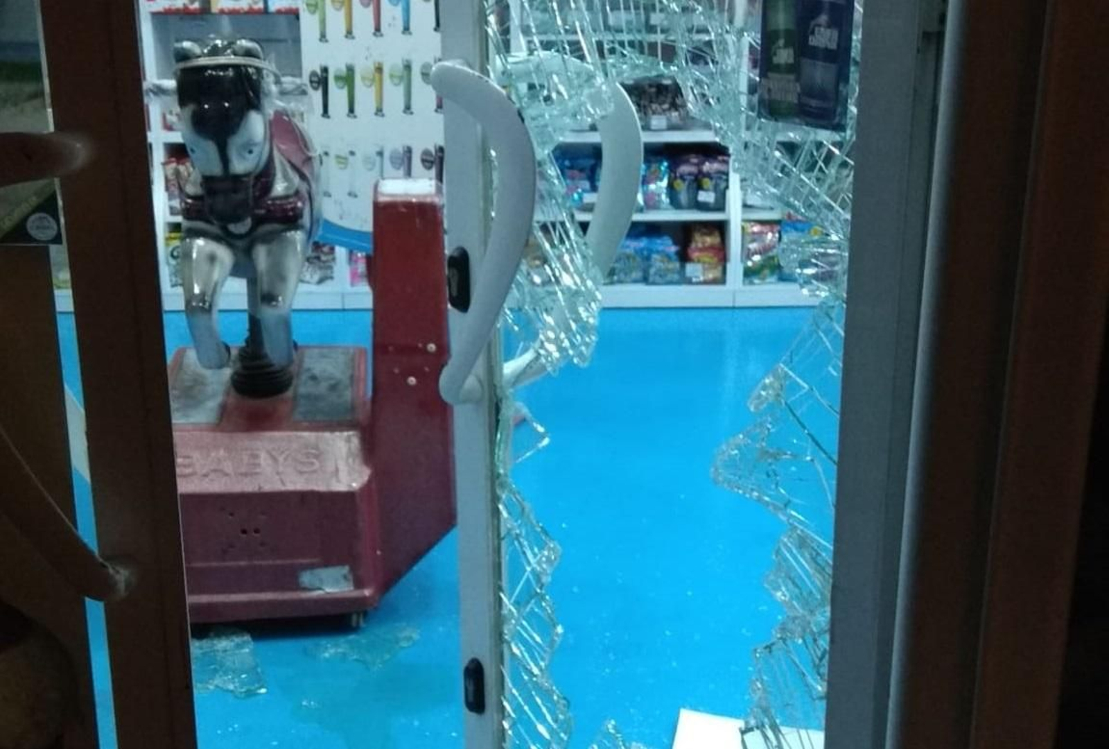 Estado en el que quedó la puerta tras el impacto con la tapa de alcantarilla utilizada por los ladrones.