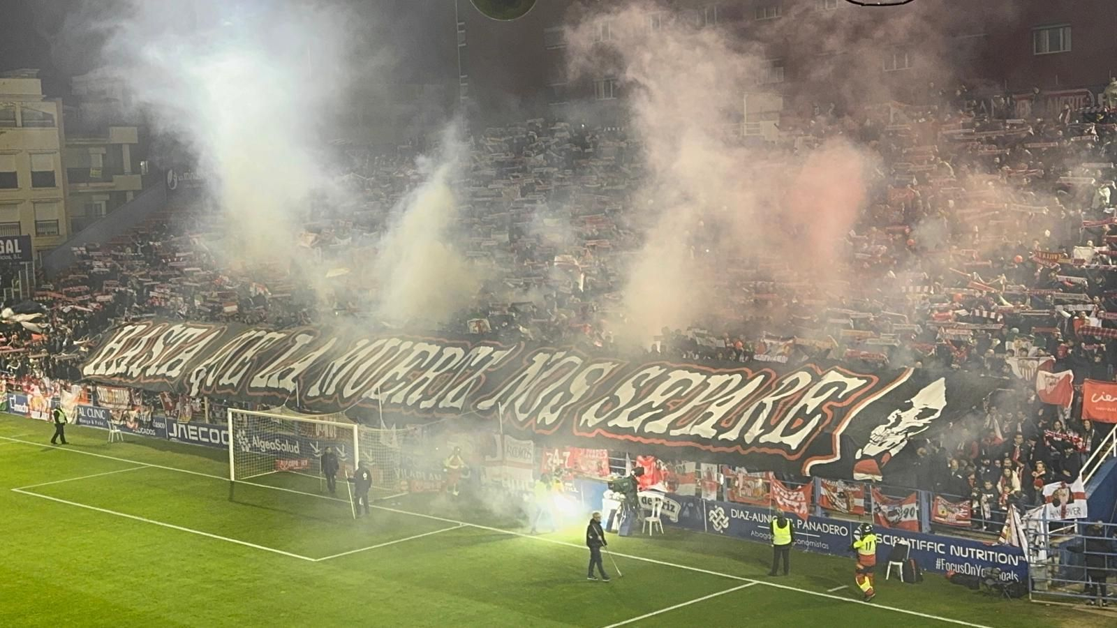 Tifo de la afición del Sevilla FC en Almendralejo: "Hasta que la muerte nos separe"
