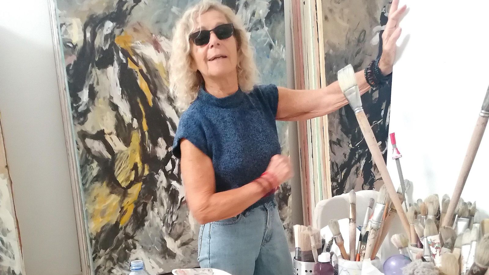 La artista en su estudio, lugar donde reúne su obra y aparte pinta en los momentos de más inspiración.