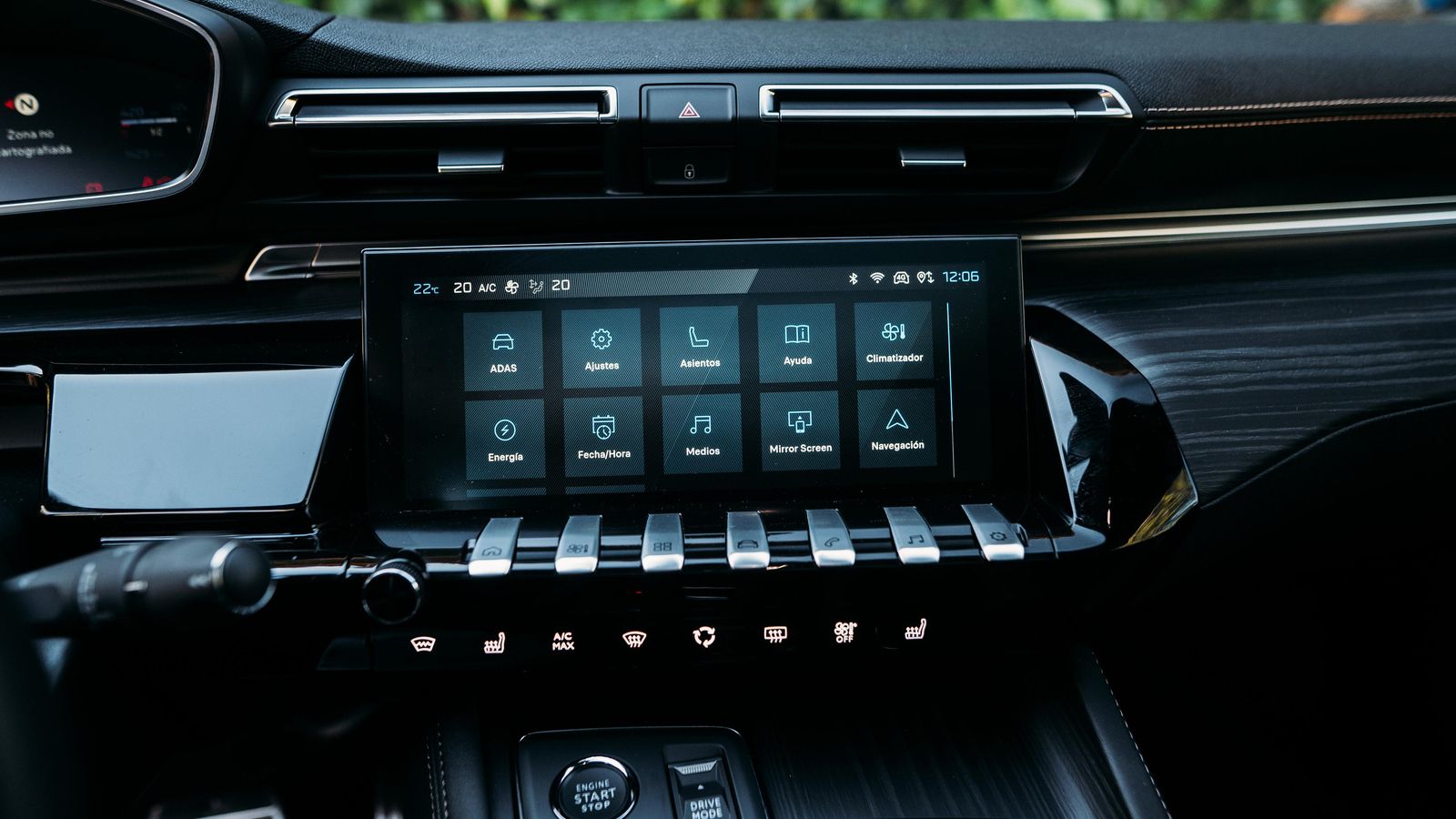 La gran novedad en el interior es la nueva pantalla central. Es de 10" y admite conexiones inalámbricas con Apple CarPlay y Android Auto -hasta dos dispositivos a la vez- y se asocia a cuatro puertos USB o un reconocimiento vocal de órdenes. La gran novedad en el interior es la nueva pantalla central. Es de 10" y admite conexiones inalámbricas con Apple CarPlay y Android Auto -hasta dos dispositivos a la vez- y se asocia a cuatro puertos USB o un reconocimiento vocal de órdenes.