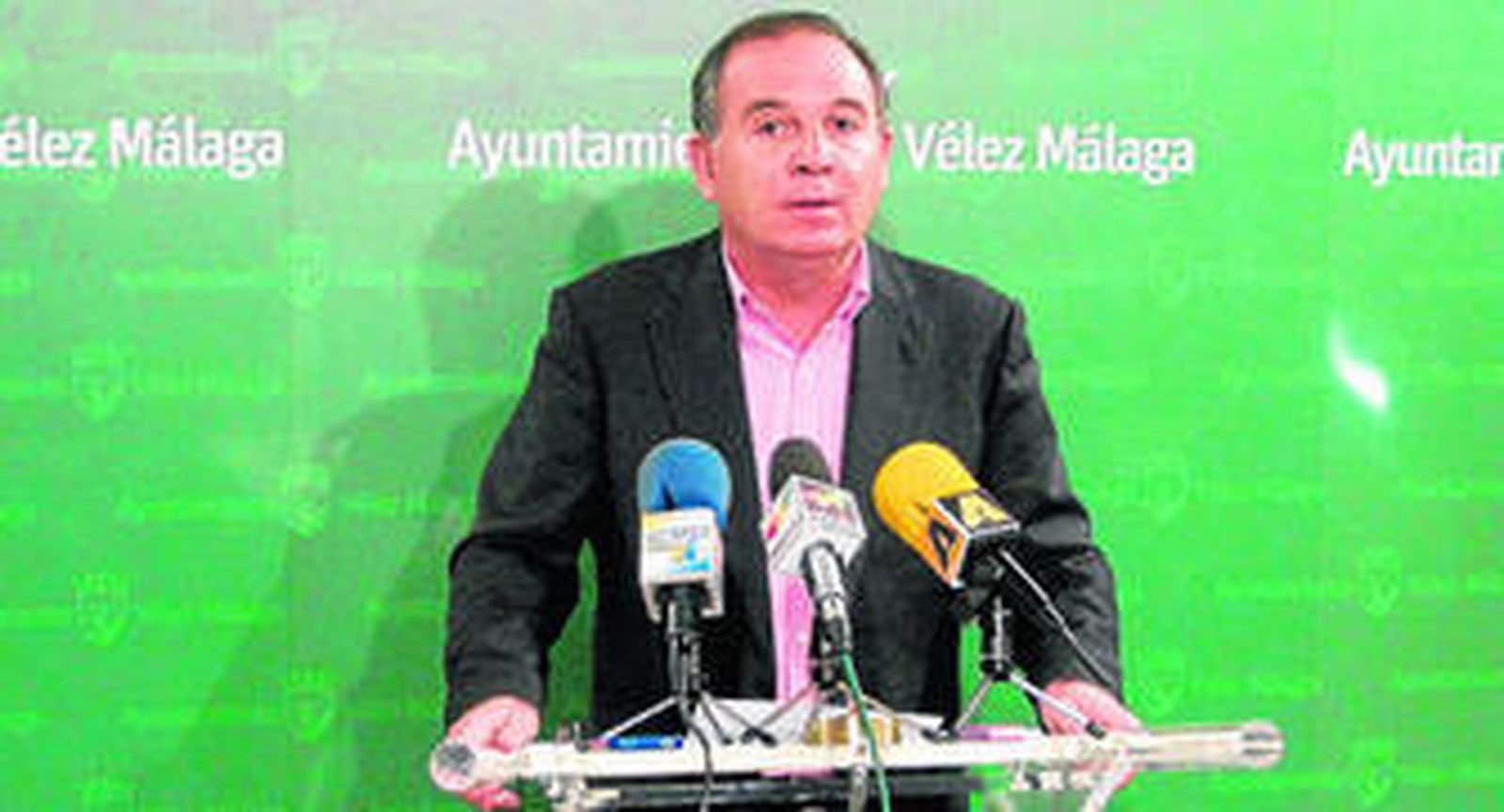 El alcalde de Vélez-Málaga, en una comparecencia ante los medios de comunicación.