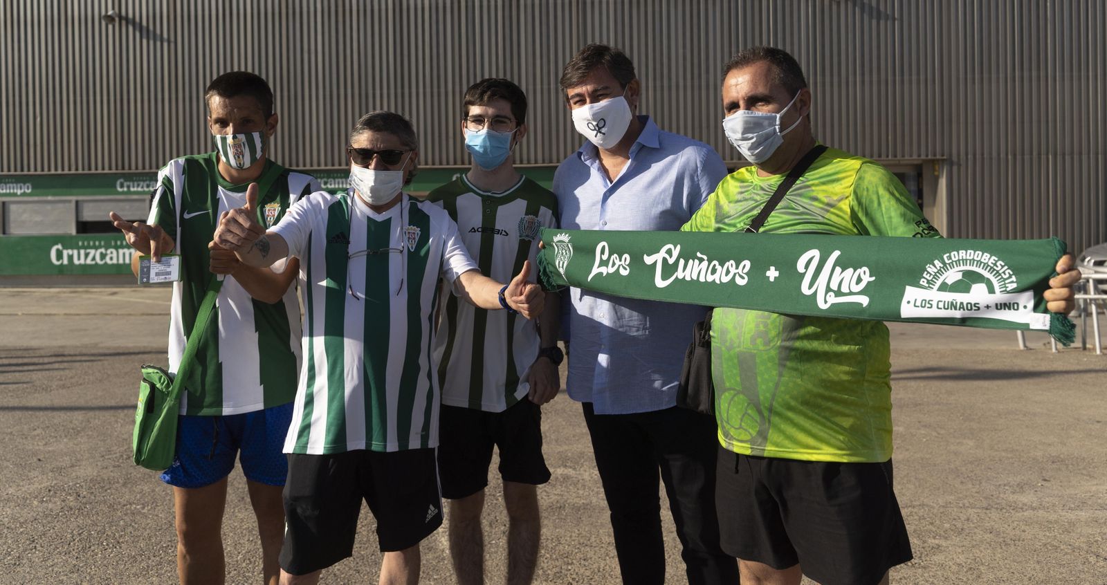 Los primeros abonados en renovar su carné, junto al consejero delegado del club, Javier González.