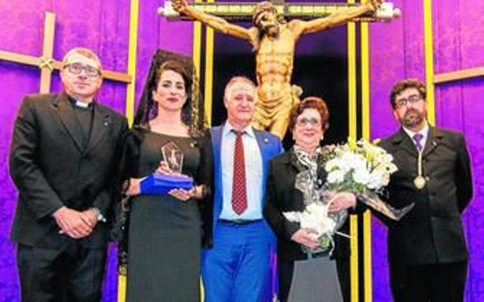 Angustias Domínguez, en el altar, junto al Cristo del Consuelo.