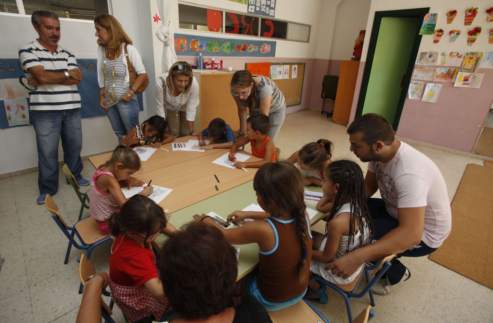 Un grupo de niños realizan diversas actividades plásticas en verano en un colegio.