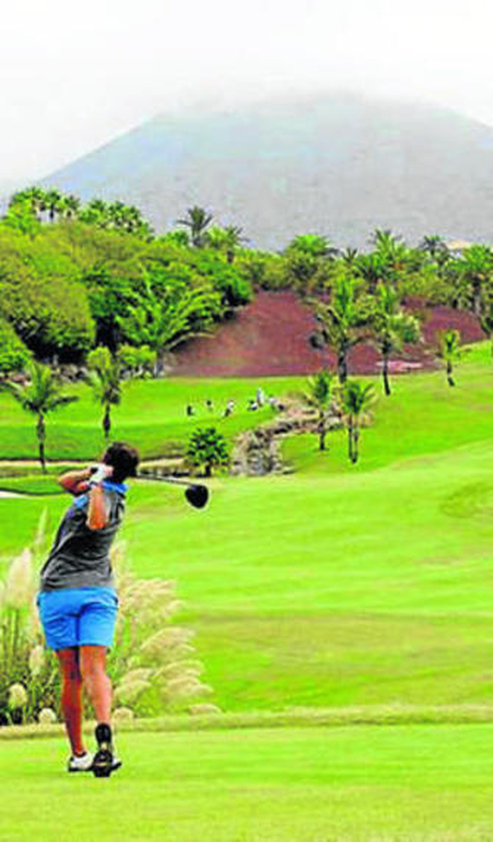 Una jugadora, ante el Teide.