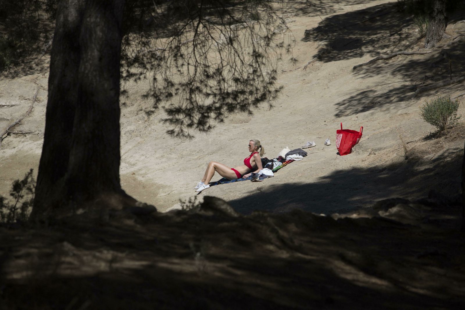 Bañista tomando el sol en la orilla del pantano