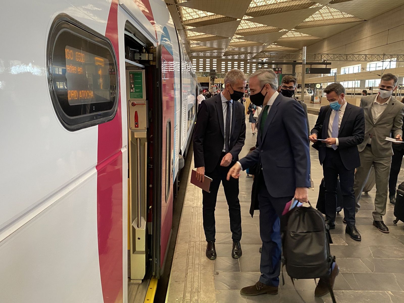El alcalde de Zaragoza, Jorge Azcón, sube al Ouigo en la estación de Las Delicias.
