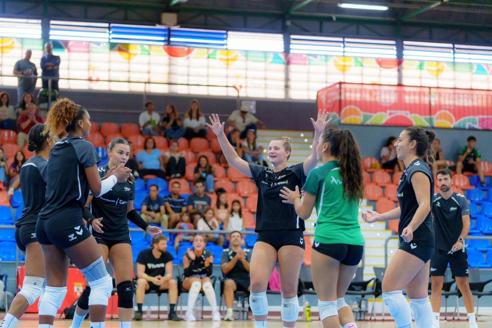 Las jugadoras del Fundación Cajasol Andalucía celebran uno de los puntos contra el Kiele Socuéllamos.