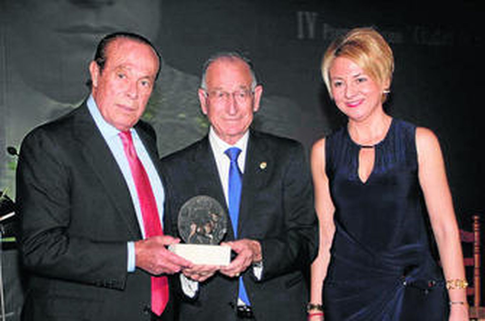 Curro Romero y el alcalde de Roquetas, Gabriel Amat, posan con el trofeo taurino junto a Eloísa Cabrera.