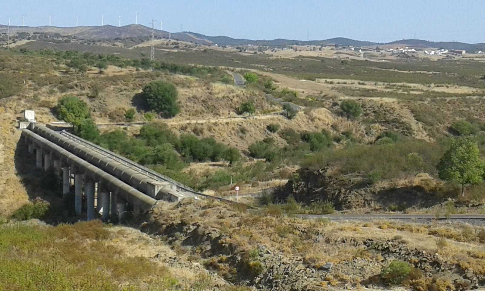 Puente sifón del canal de El Granado con los terrenos desafectados a la derecha.