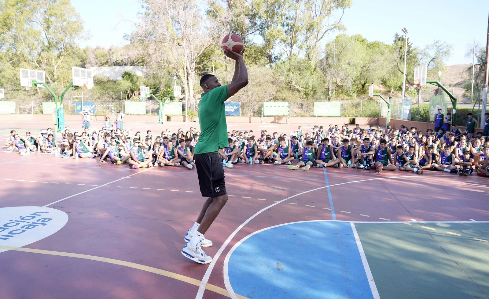 Yankuba Sima, Marta Ortega y Jesús Lázaro, en el campus Fundación Unicaja