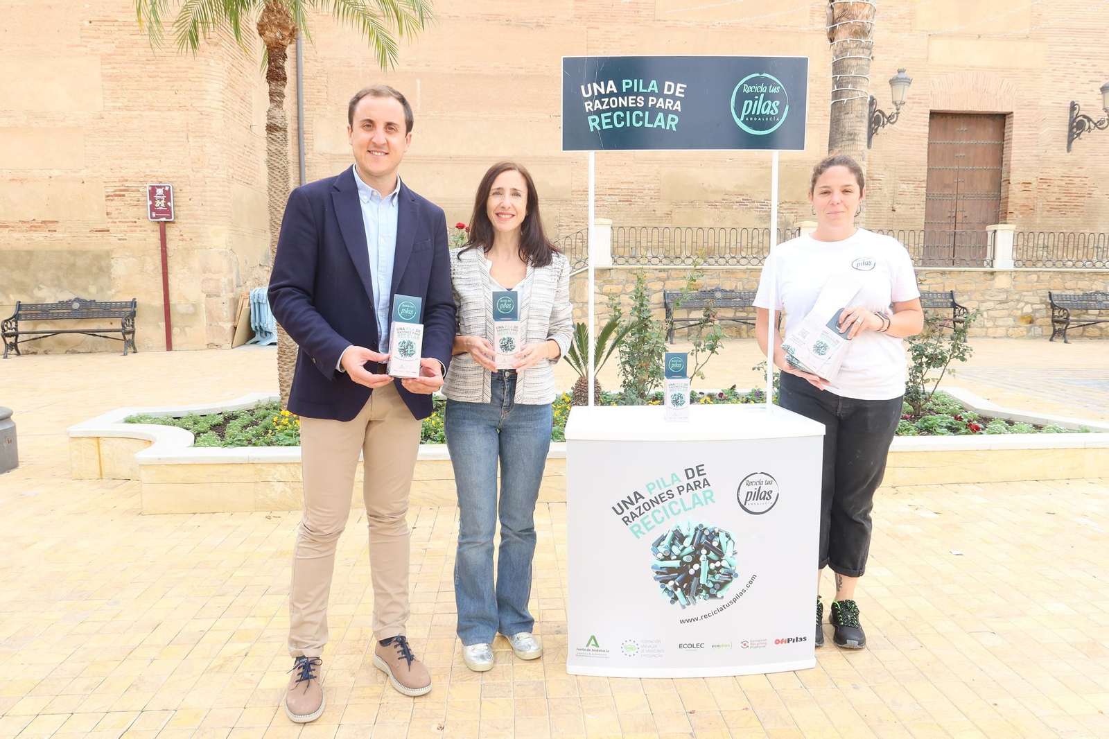 Alcalde de Vera y la concejal de Medio Ambiente junto al stand de Una pila de razones para reciclar.