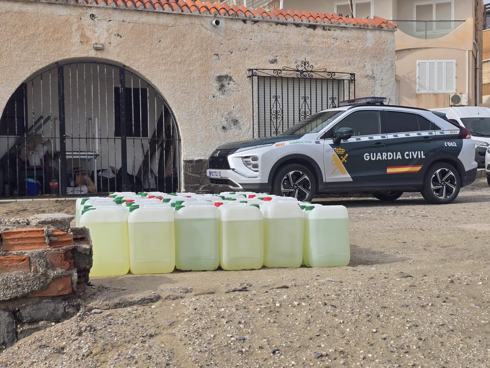 Garrafas de gasolina custodiadas por la Guardia Civil en San José.