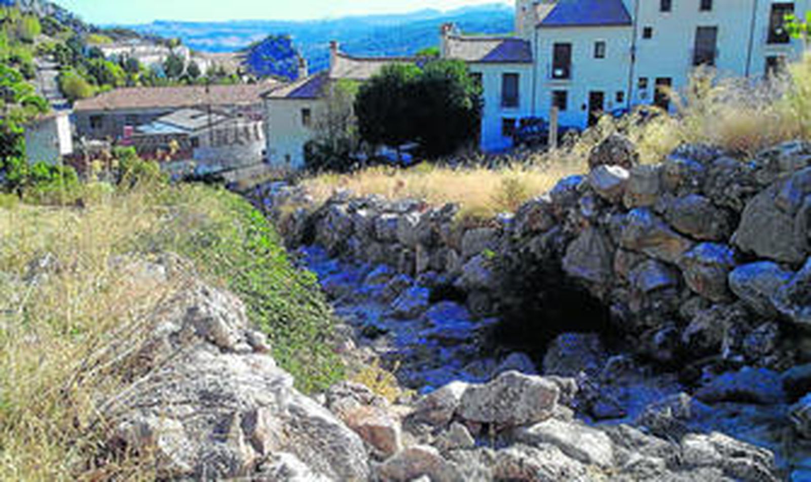 Foto tomada hace dos meses del cauce del río desviado por Inmocentral en Grazalema para construir unas viviendas.