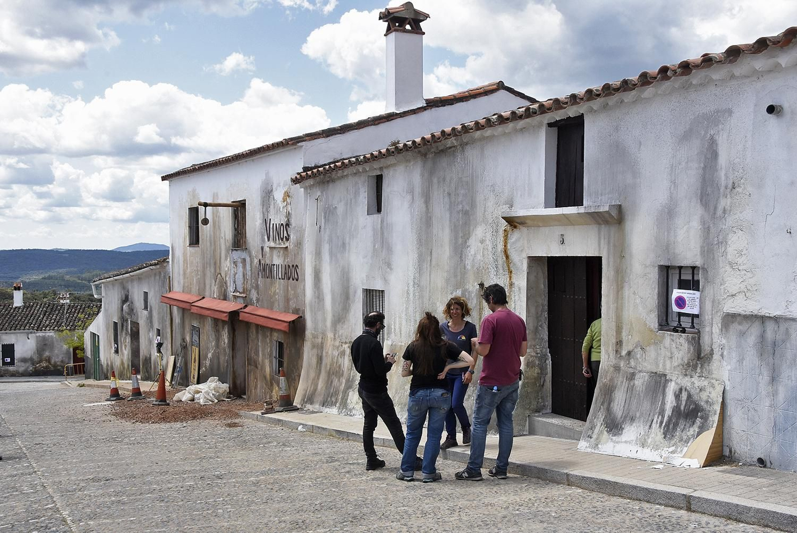 Parte del equipo de producción de 'La trinchera infinita', en la calle Resolana de Higuera de la Sierra en mayo del año pasado.